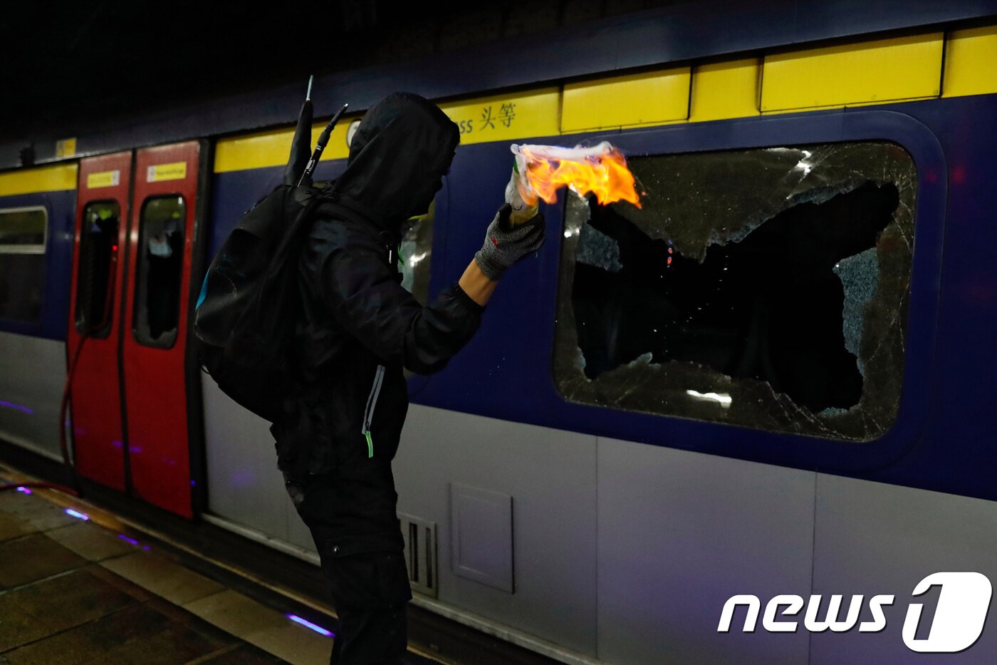 본문 이미지 - 12일 홍콩의 한 시위대가 지하철에 화염병을 던지고 있다. ⓒ 로이터=뉴스1 ⓒ News1 박형기 기자