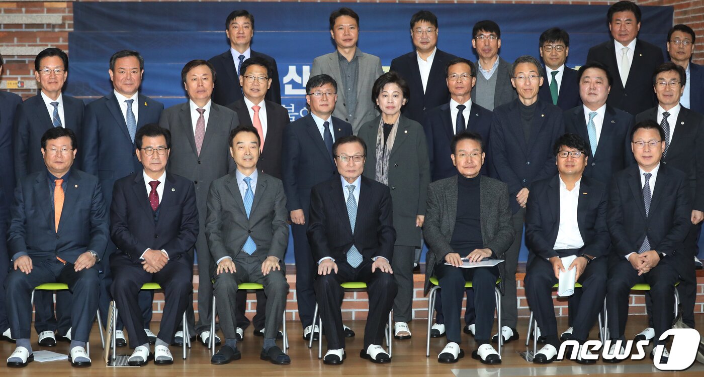 본문 이미지 - 이해찬 더불어민주당 대표 등 당 지도부와 업체 대표들이 13일 오전 충북 청주시 오창읍 ㈜네패스에서 열린 현장 최고위원회의에서 기념촬영을 하고 있다. 2019.11.13/뉴스1 ⓒ News1 김용빈 기자