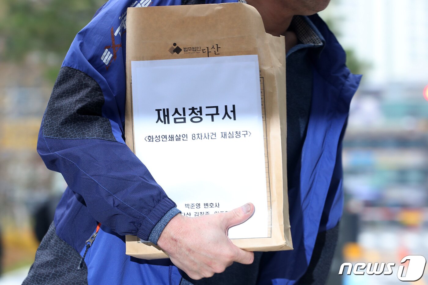 본문 이미지 - 지난 11월13일 오전 경기도 수원시 영통구 수원지방법원서에서 화성연쇄살인 8차 사건으로 복역 후 출소한 윤모씨(52)가 재심청구서를 제출하기 위해 이동하고 있다. 2019.11.13 /뉴스1 ⓒ News1 조태형 기자