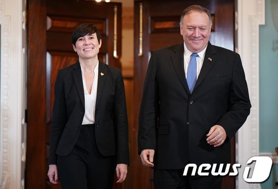 [사진] 웃으며 포즈 취하는 폼페이오와 노르웨이 외교