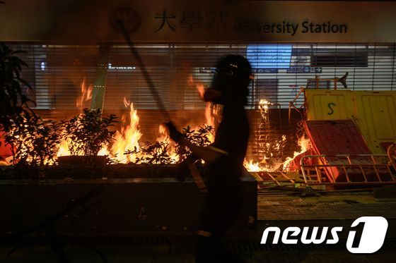 [사진] 불길 휩싸인 홍콩 전철역 입구