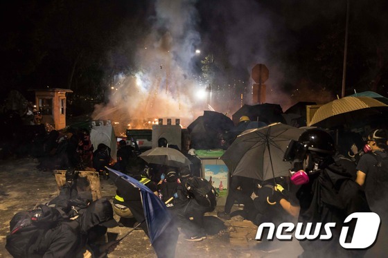 [사진] 전쟁터 같이 격렬한 홍콩 시위현장