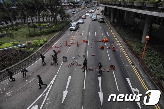 [사진] 도심 도로 봉쇄한 홍콩 시위대