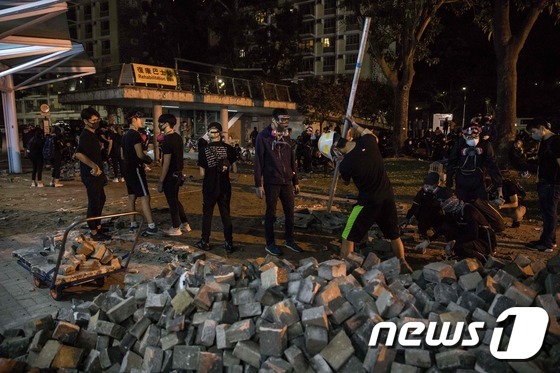 [사진] 도로 파내 벽돌 모으는 홍콩 시위대
