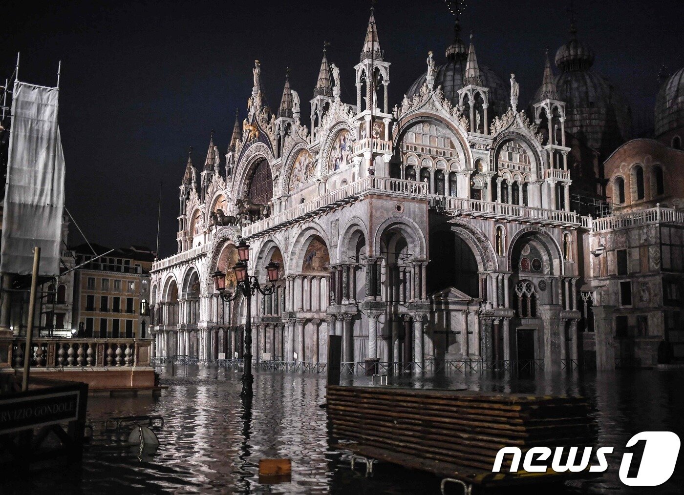 본문 이미지 - 12일(현지시간) 이탈리아 베네치아 산마르코 대성당이 물에 잠긴 모습.. ⓒ AFP=뉴스1