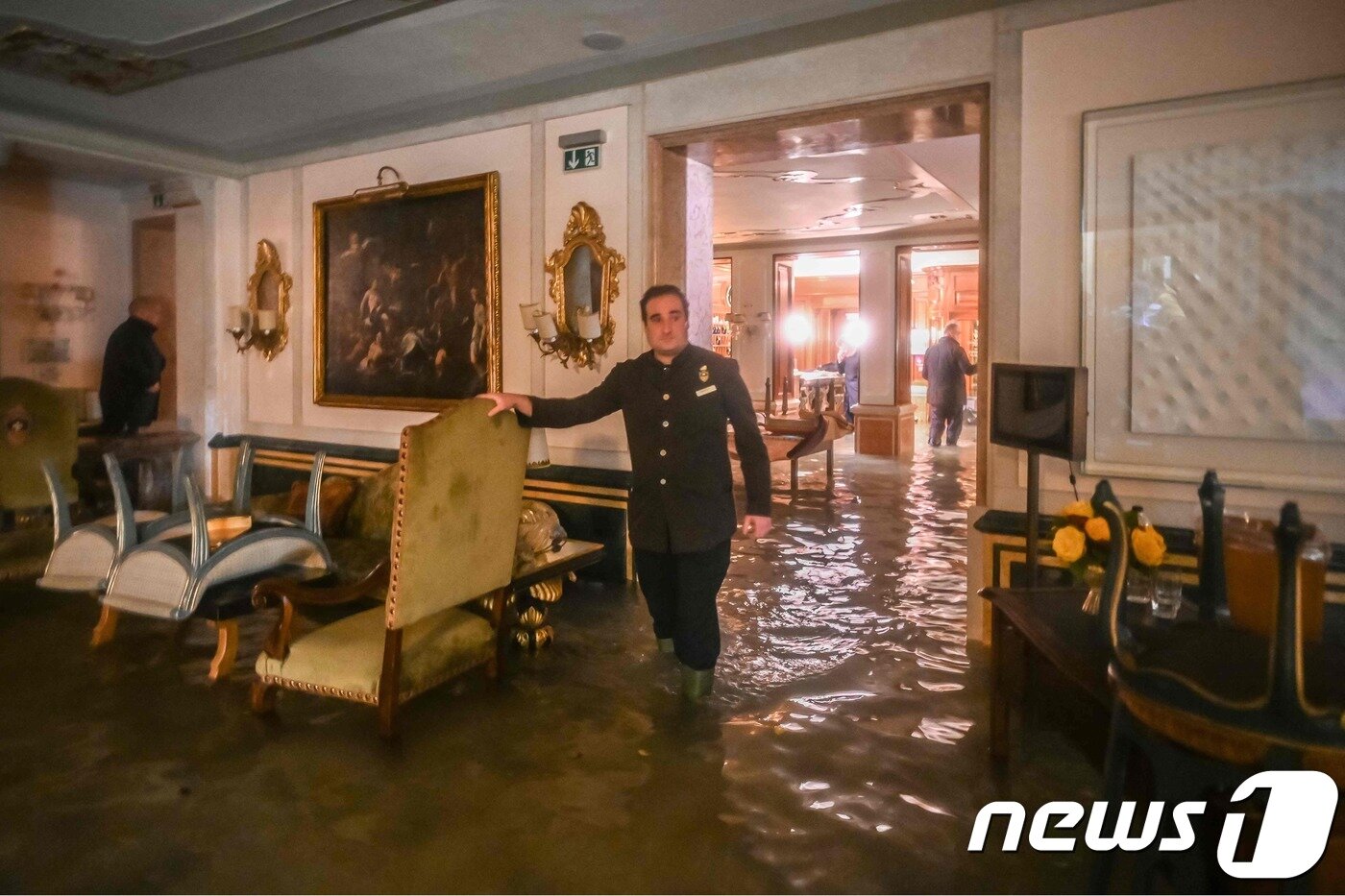 본문 이미지 - 12일(현지시간) 이탈리아 베네치아 그리티 궁전이 침수 피해를 입었다. ⓒ AFP=뉴스1