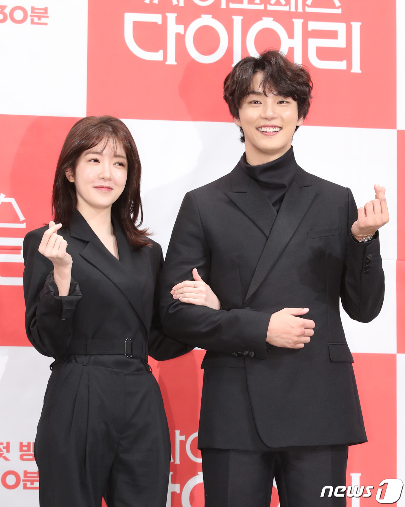 (서울=뉴스1) 권현진 기자 = 배우 정인선, 윤시윤(오른쪽)이 13일 오후 서울 강남구 임피리얼팰리스 호텔에서 열린 tvN 새 수목드라마 ‘싸이코패스 다이어리’(연출 이종재/ 극 …