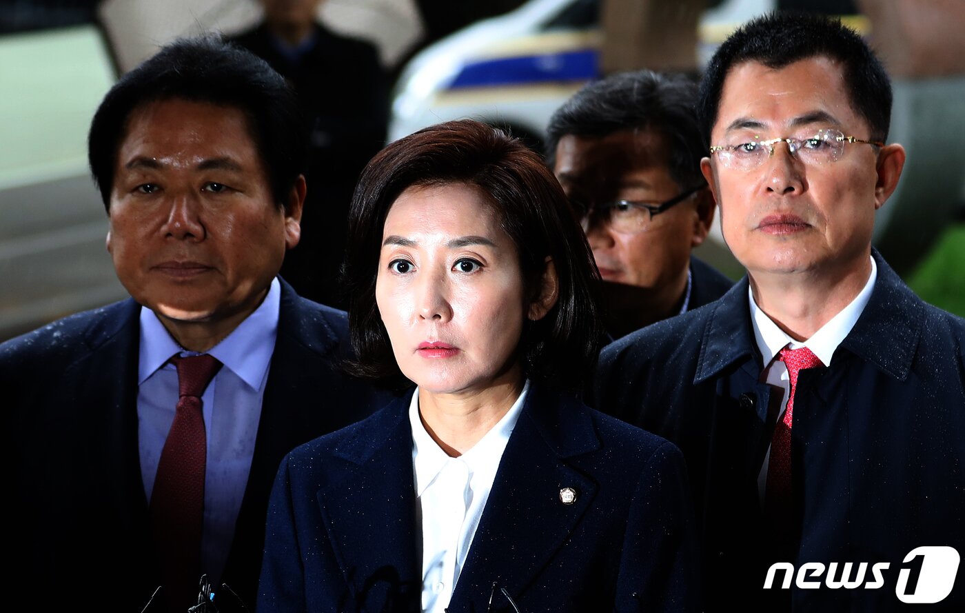 본문 이미지 - 나경원 전 자유한국당 원내대표 등 의원들이 지난 2019년 11월 패스트트랙(신속처리안건) 지정 과정에서 벌어진 국회 내 충돌 사건 수사와 관련해 서울 양천구 서울남부지방검찰청으로 출석하고 있다. 2019.11.13/뉴스1 ⓒ News1 이재명 기자