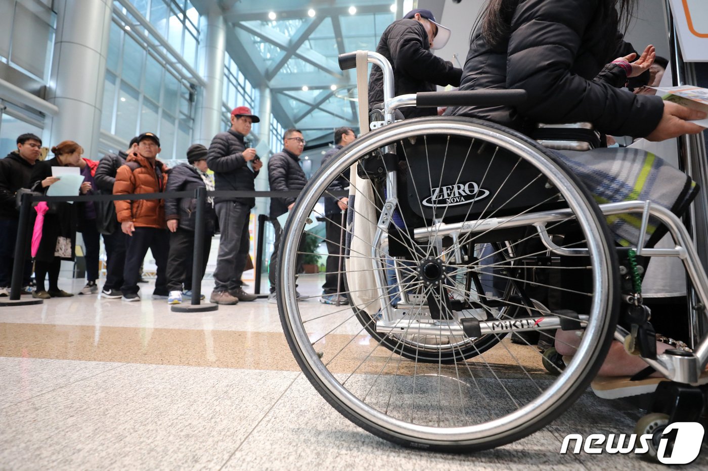 경기도 성남시청에서 열린 2019년 성남시 장애인 취업 박람회에서 구직자들이 일자리를 찾기 위해 줄 서 있다. 2019.11.13/뉴스1 ⓒ News1 조태형 기자