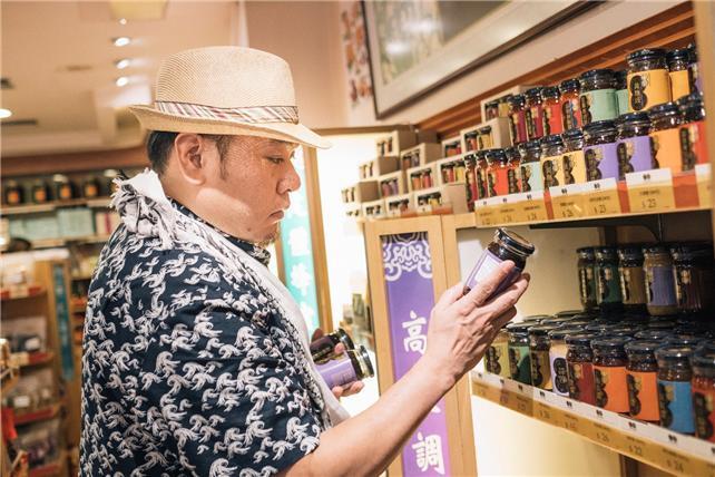 본문 이미지 - 레이먼 킴이 블랙빈 소스를 고르고 있다