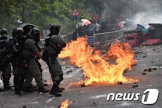 12일 홍콩 무장 경찰과 시위대가 대치하고 있다. © AFP=뉴스1