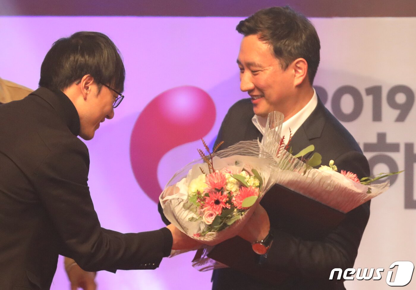 본문 이미지 - 13일 오후 부산 해운대구 신세계백화점 9층 문화홀에서 열린 '2019 대한민국 게임대상'에서 대상을 수상한 '로스트아크'의 지원길 스마일게이트RPG 대표가 축하 꽃다발을 받고 있다. 2019.11.13/뉴스1 ⓒ News1 여주연 기자