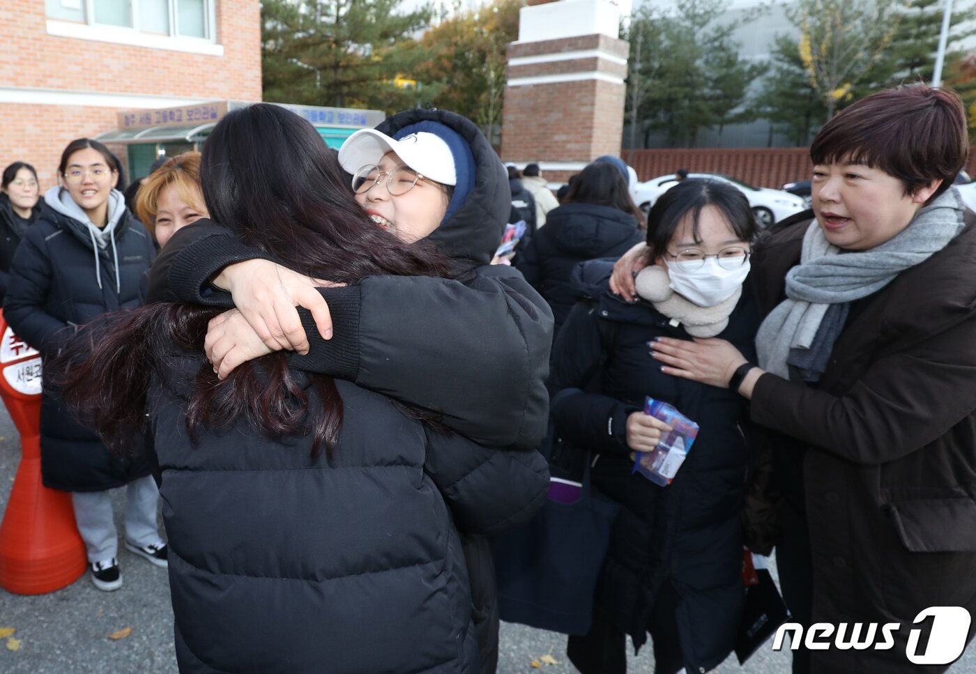 본문 이미지 - 2020학년도 대학수학능력시험 날인 14일 오전 충북 청주시 흥덕구 서원고등학교 앞에서 수험생들이 선생님과 후배들의 응원을 받으며 시험장으로 들어서고 있다. 2019.11.14/뉴스1 ⓒ News1 김용빈 기자