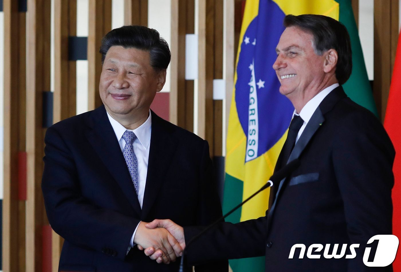 본문 이미지 - 지난해 브라질 수도 브라질리아에서 열린 브릭스 제11차 정상회의 중 자이르 보우소나르 브라질 대통령이 시진핑 중국 주석과 악수하고 있다. ⓒ AFP=뉴스1 ⓒ News1 우동명 기자