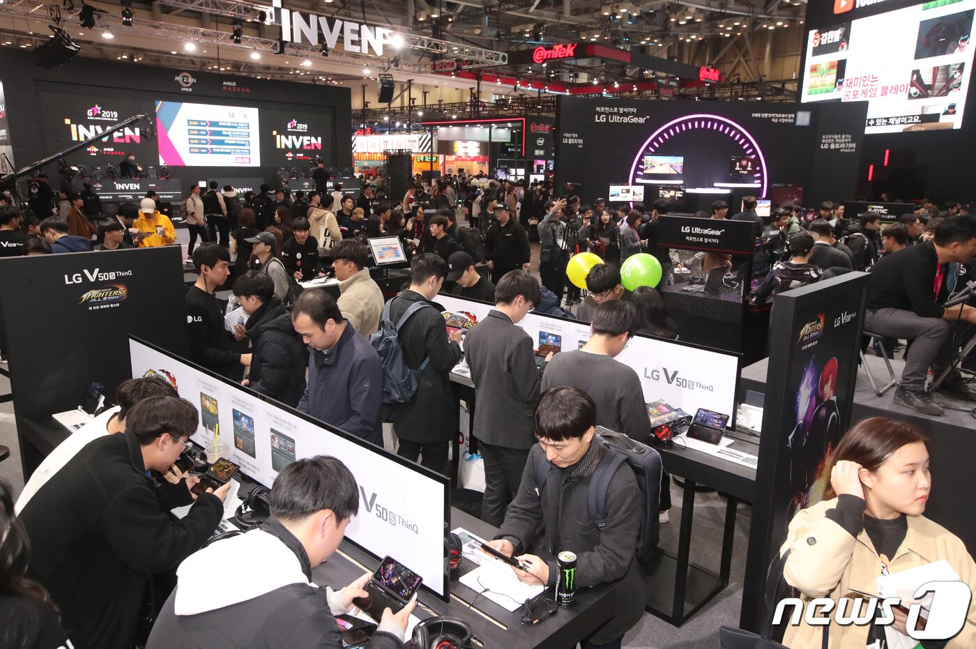 본문 이미지 - 14일 부산 해운대구 벡스코 제1전시장에서 열린 &#39;지스타 2019&#39;가 관람객들로 북적이고 있다. 2019.11.14/뉴스1 ⓒ News1 여주연 기자