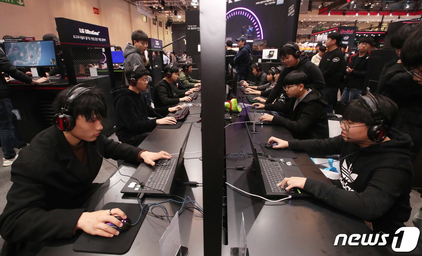 본문 이미지 - 부산 해운대구 벡스코 제1전시장에서 열린 '지스타 2019'를 찾은 사람들 ⓒ News1 여주연 기자