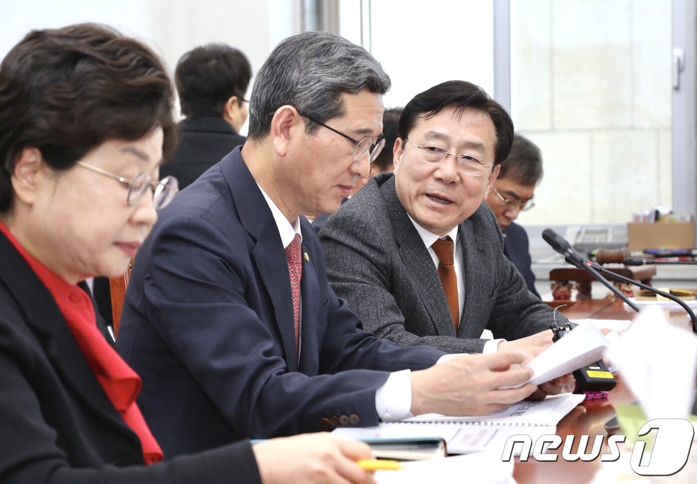 본문 이미지 - 김기문 중소기업중앙회장(오른쪽에서 첫번째)이 14일 김학용 국회 환경노동위원회 위원장에게 주52시간 근무제 시행 유예를 요청하고 있다.(중소기업중앙회 제공)ⓒ 뉴스1