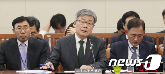 국회 환노위 출석한 이재갑 장관