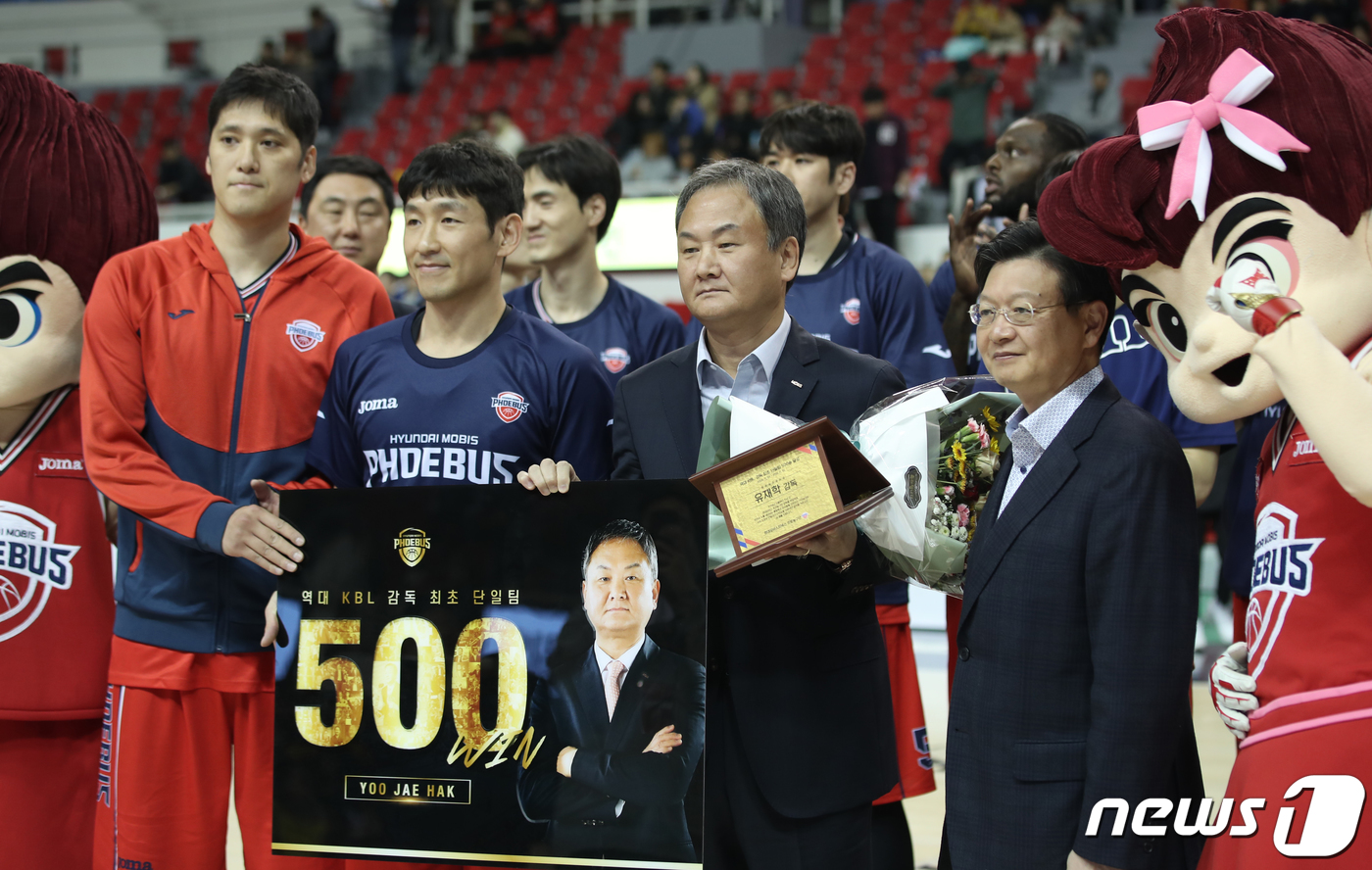 (울산=뉴스1) 윤일지 기자 = 14일 울산 동천체육관에서 열린 '2019-2020 현대모비스 프로농구' 울산 현대모비스와 창원 LG의 경기 전 현대모비스 유재학 감독이 역대 KB …