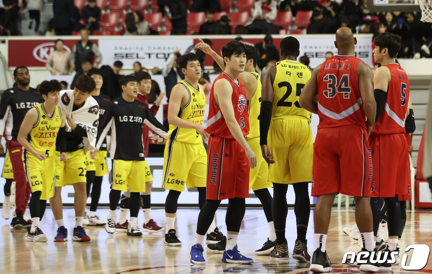 (울산=뉴스1) 윤일지 기자 = 14일 울산 동천체육관에서 열린 '2019-2020 현대모비스 프로농구' 울산 현대모비스와 창원 LG의 경기에서 창원 LG가 울산 현대모비스에게 8 …