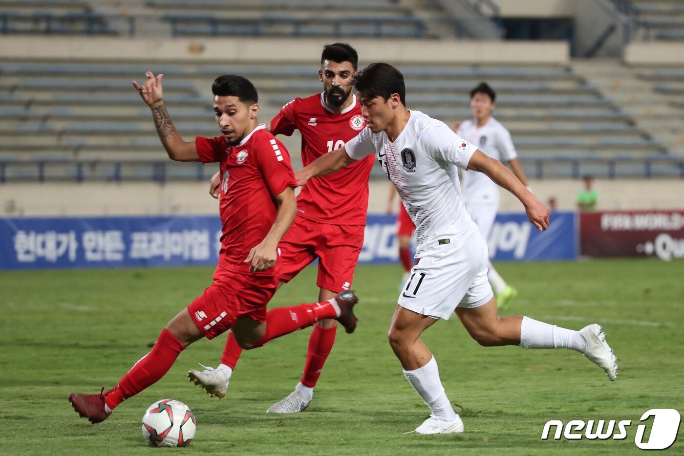 본문 이미지 - 대한민국 축구대표팀 황희찬이 지난해 11월 14일(현지시간) 오후 레바논 베이루트 카밀 샤문 스포츠시티 스타디움에서 열린 2022년 카타르 월드컵 2차 예선 4차전 레바논과의 경기에서 상대문전을 향해 쇄도하고 있다. .2019.11.15/뉴스1 ⓒ News1 이광호 기자