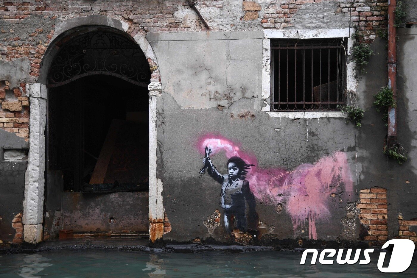 본문 이미지 - 뱅크시 벽화. ⓒ AFP=뉴스1