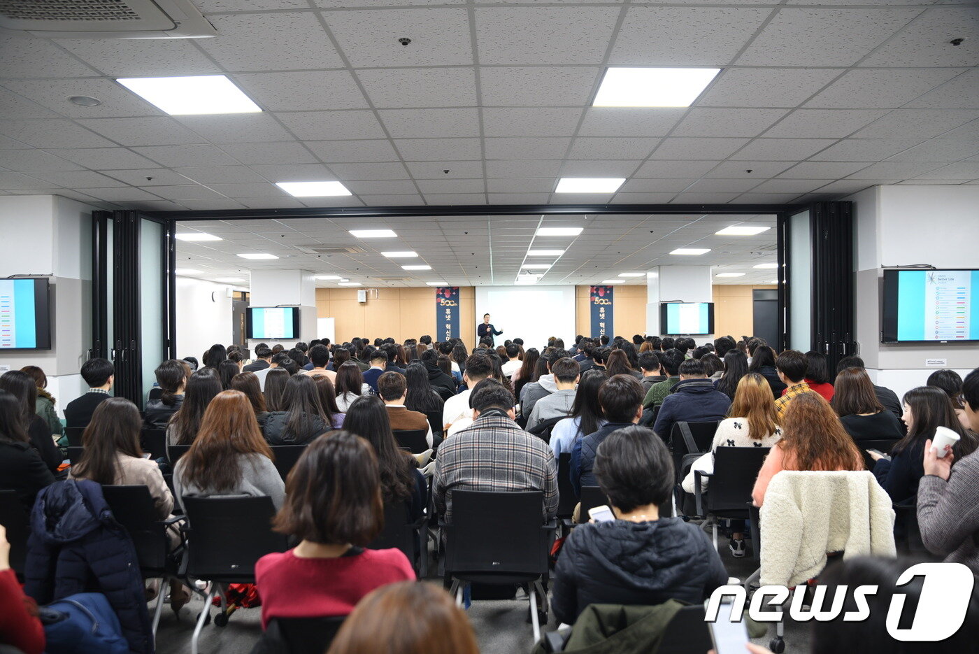 본문 이미지 - 최인철 서울대학교 심리학과 교수가 15일 오전 서울시 구로구 휴넷캠퍼스에서 열린 '혁신아카데미 500회 기념행사 특강'에서 강연을 하고 있다. (휴넷 제공) /2019.11.15 ⓒ 뉴스1