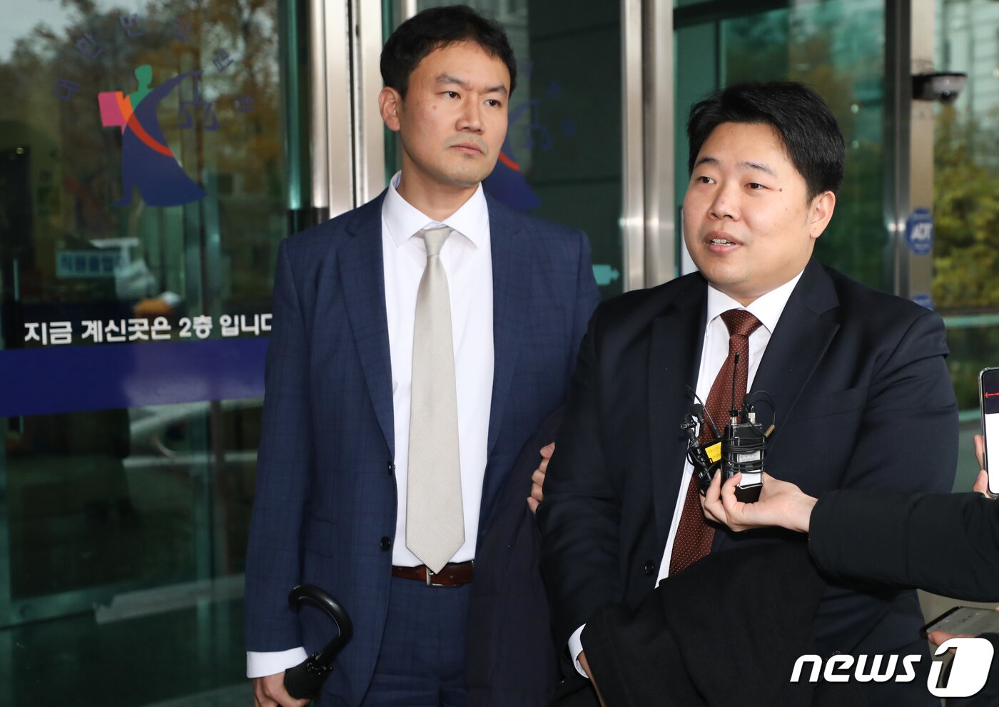 본문 이미지 - 병역기피 논란으로 입국금지 조치가 내려지며 비자 발급이 거부됐던 가수 유승준씨&#40;미국명 스티브 유·43&#41;가 17년만에 한국 입국 길이 열리게 됐다. 서울고법 행정10부&#40;부장판사 한창훈&#41;는 15일 유씨가 미국 로스앤젤레스&#40;LA&#41; 주재 한국총영사관을 상대로 낸 사증&#40;비자&#41;발급 거부처분 취소소송 파기환송심에서 원고 승소로 판결했다. 사진은 이날 서울 서초구 서울고법에서 열린 파기환송심을 마친 김형수 법무법인 세종 변호사가 취재진들의 질의에 답하고 있다. 2019.11.15/뉴스1 ⓒ News1 허경 기자