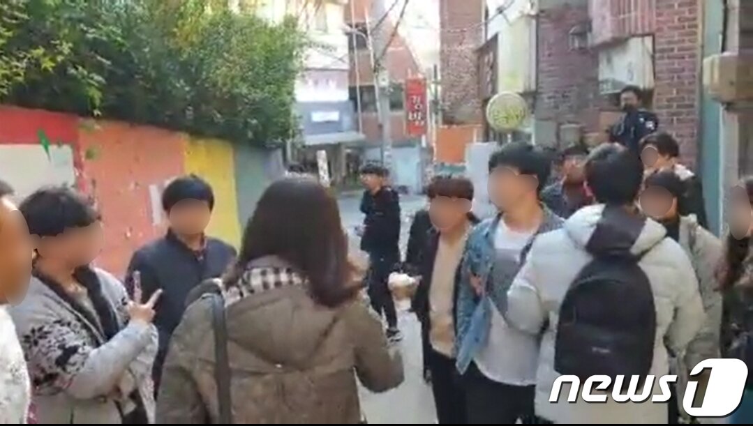 본문 이미지 - 15일 광주 북구 용봉동 전남대학교 인문대 쪽문에서 한국 학생들과 중국인 유학생들이 홍콩의 '범죄인 인도법안'(송환법) 반대 시위를 지지하는 벽보를 놓고 대치하고 있다.(전남대학교 재학생 제공) 2019.11.15/뉴스1