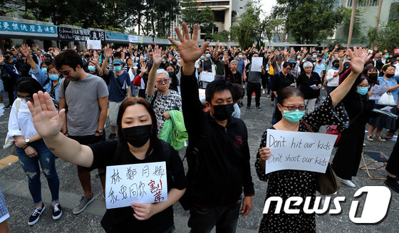 15일 오후 홍콩 센트럴 차터가든 내 공민광장에서 열린 노년층 경찰 폭력 규탄 집회에서 참석자들이 구호를 외치고 있다. 2019.11.15/뉴스1 © News1 이재명 기자