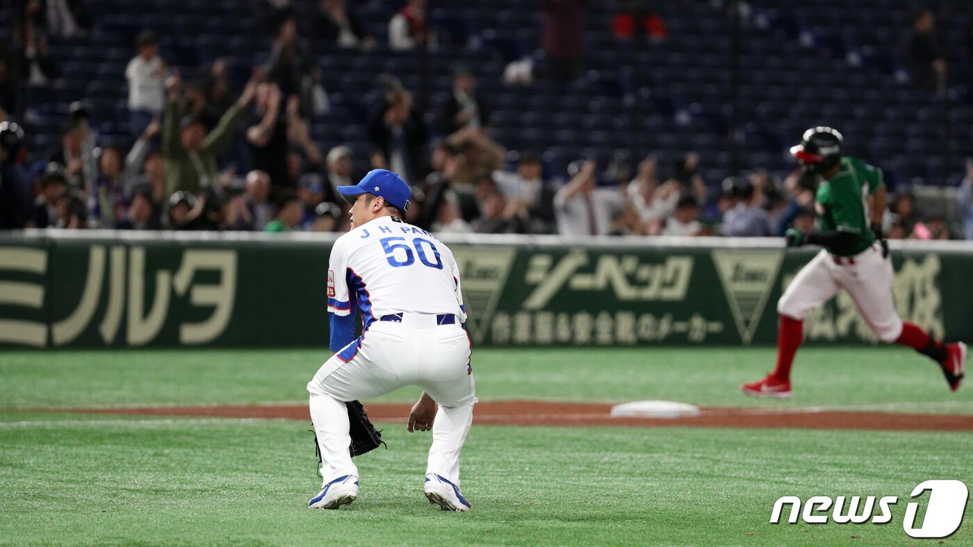 본문 이미지 - 15일 오후&#40;현지시간&#41; 일본 도쿄돔에서 열린 2019 세계야구소프트볼연맹&#40;WBSC&#41; 프리미어12 슈퍼라운드 대한민국과 멕시코와의 경기 5회초 1사 2루상황에서 멕시코 존스에게 2점 홈런을 맞은 대한민국 선발 박종훈이 아쉬워하고 있다. 2019.11.15/뉴스1 ⓒ News1 황기선 기자