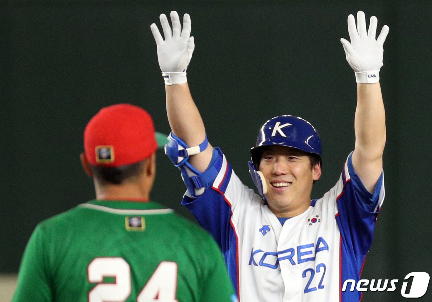 본문 이미지 - 15일 오후&#40;현지시간&#41; 일본 도쿄돔에서 열린 2019 세계야구소프트볼연맹&#40;WBSC&#41; 프리미어12 슈퍼라운드 대한민국과 멕시코와의 경기 5회말 2사 만루 상황에서 3타점 2루타를 친 대한민국 김현수가 기뻐하고 있다. 2019.11.15/뉴스1 ⓒ News1 황기선 기자