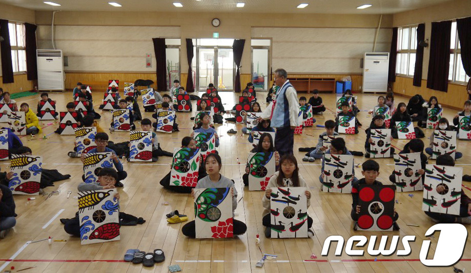 (서울=뉴스1) = 리기태(한국연협회,리기태연보존회 회장) 방패연 명장이 15일 경북 상주초등학교(교장 임종효) 80명의 학생들과 함께 한국 고유의 전통연인 방패연을 만들고 있다. …