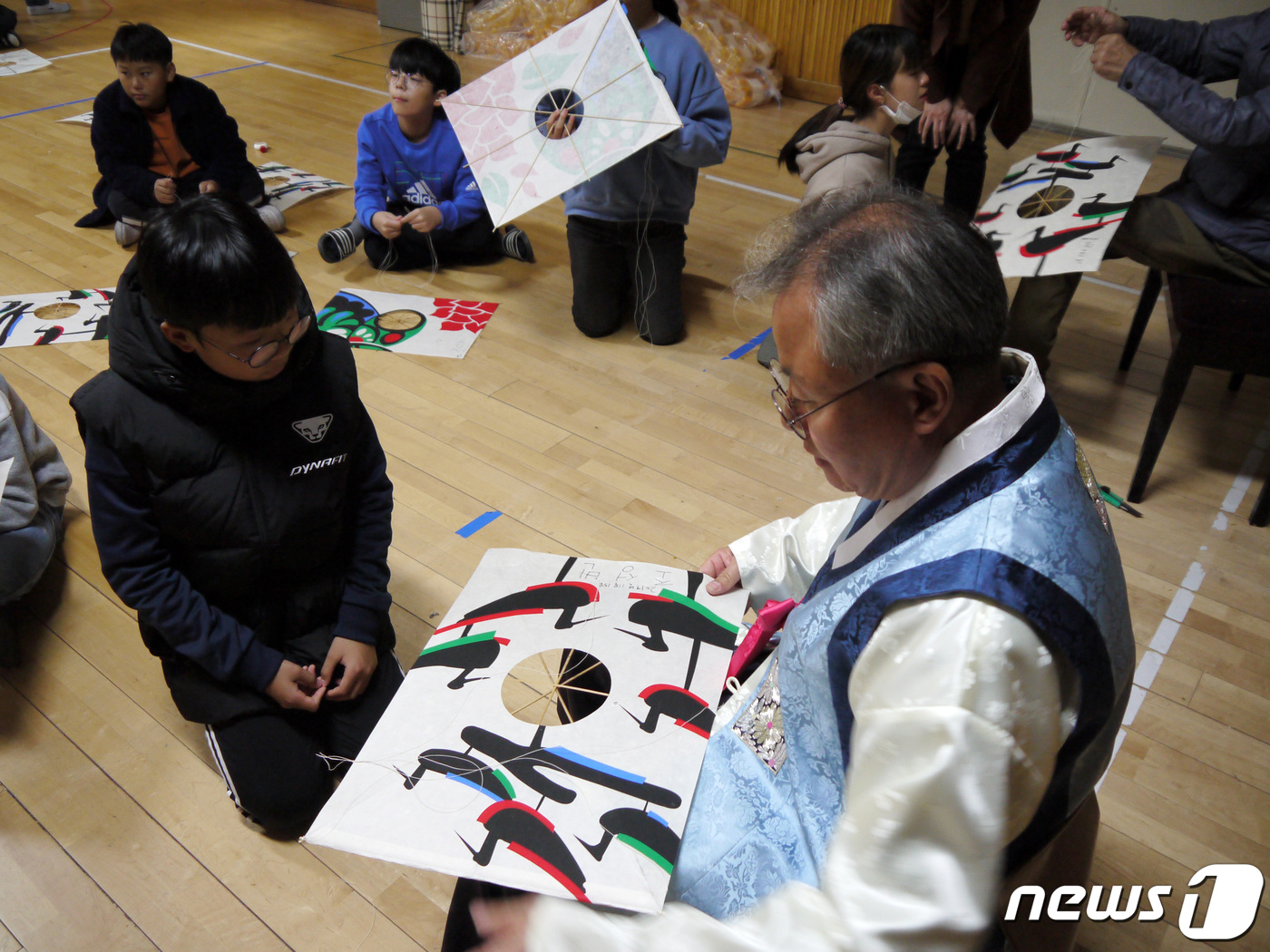 (서울=뉴스1) = 리기태(한국연협회,리기태연보존회 회장) 방패연 명장이 15일 경북 상주초등학교(교장 임종효) 80명의 학생들에게 한국 고유의 전통연인 방패연을 만들며 지도를 하 …