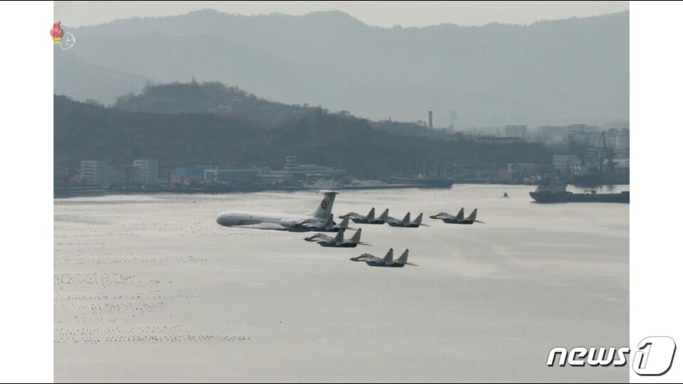 본문 이미지 - 북한 노동당 기관지 노동신문은 16일, 김정은 위원장이 원산갈마비행장에서 "조선인민군 항공 및 반항공군 비행지휘성원들의 전투비행술경기대회-2019를 참관했다"고 밝혔다. 김 위원장의 전용기로 알려진 '참매1호'가 전투기들의 엄호를 받고 있다. (조선중앙TV 캡처화면) ⓒ 뉴스1