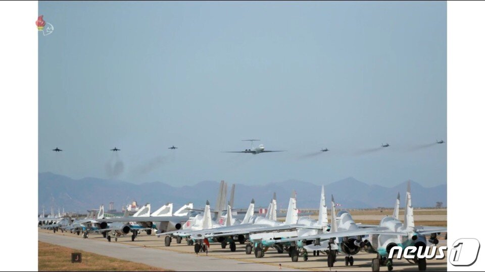 본문 이미지 - 북한 노동당 기관지 노동신문은 16일, 김정은 위원장이 원산갈마비행장에서 "조선인민군 항공 및 반항공군 비행지휘성원들의 전투비행술경기대회-2019를 참관했다"고 밝혔다. 김 위원장의 전용기로 알려진 '참매1호'가 전투기들의 엄호를 받고 있으며 갈마비행장 상공에서 날고 있다. (조선중앙TV 캡처화면) ⓒ 뉴스1