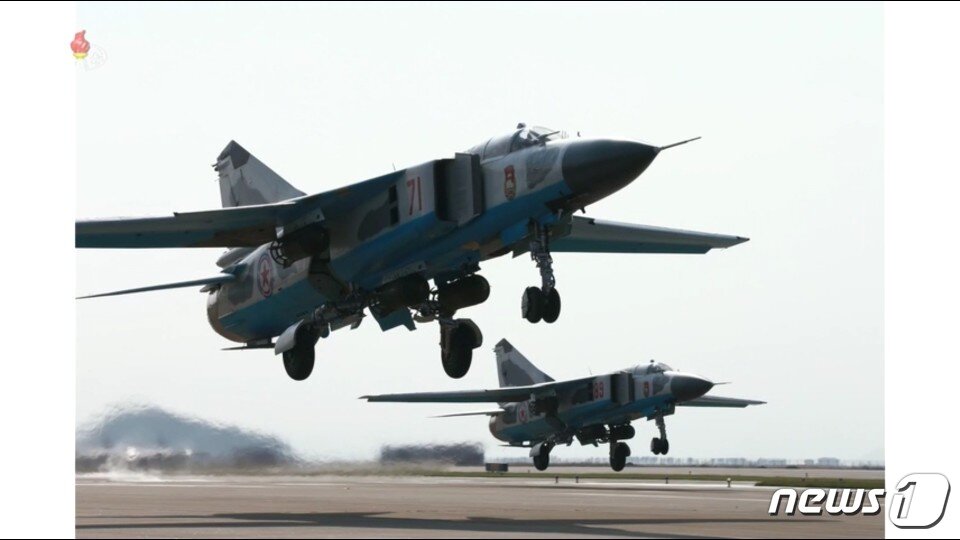 본문 이미지 - 북한 노동당 기관지 노동신문은 16일, 김정은 위원장이 원산갈마비행장에서 "조선인민군 항공 및 반항공군 비행지휘성원들의 전투비행술경기대회-2019를 참관했다"고 밝혔다. 경기에 참여한 미그23. (조선중앙TV 캡처화면) ⓒ 뉴스1