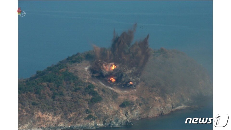 본문 이미지 - 북한 노동당 기관지 노동신문은 16일, 김정은 위원장이 원산갈마비행장에서 "조선인민군 항공 및 반항공군 비행지휘성원들의 전투비행술경기대회-2019를 참관했다"고 밝혔다. 목표물 폭격 모습 (조선중앙TV 캡처화면) ⓒ 뉴스1