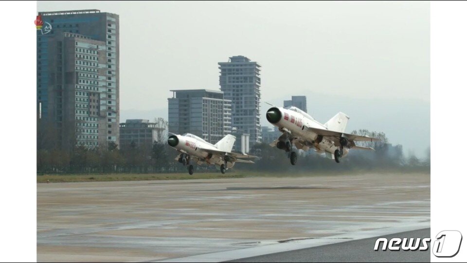 본문 이미지 - 북한 노동당 기관지 노동신문은 16일, 김정은 위원장이 원산갈마비행장에서 "조선인민군 항공 및 반항공군 비행지휘성원들의 전투비행술경기대회-2019를 참관했다"고 밝혔다. 대회에 참가한 미그21 (조선중앙TV 캡처화면) ⓒ 뉴스1
