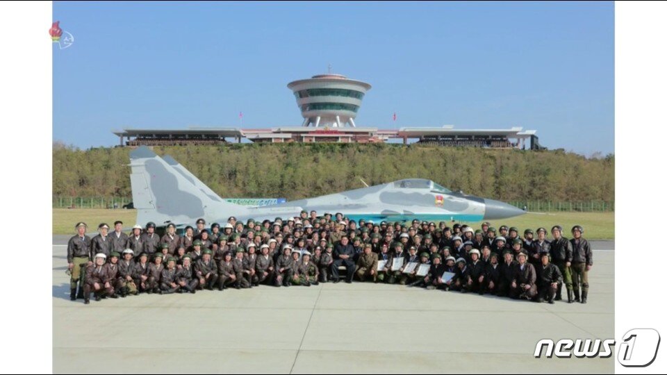 본문 이미지 - 북한 노동당 기관지 노동신문은 16일, 김정은 위원장이 원산갈마비행장에서 "조선인민군 항공 및 반항공군 비행지휘성원들의 전투비행술경기대회-2019를 참관했다"고 밝혔다. 대회 뒤 기념촬영 (조선중앙TV 캡처화면) ⓒ 뉴스1