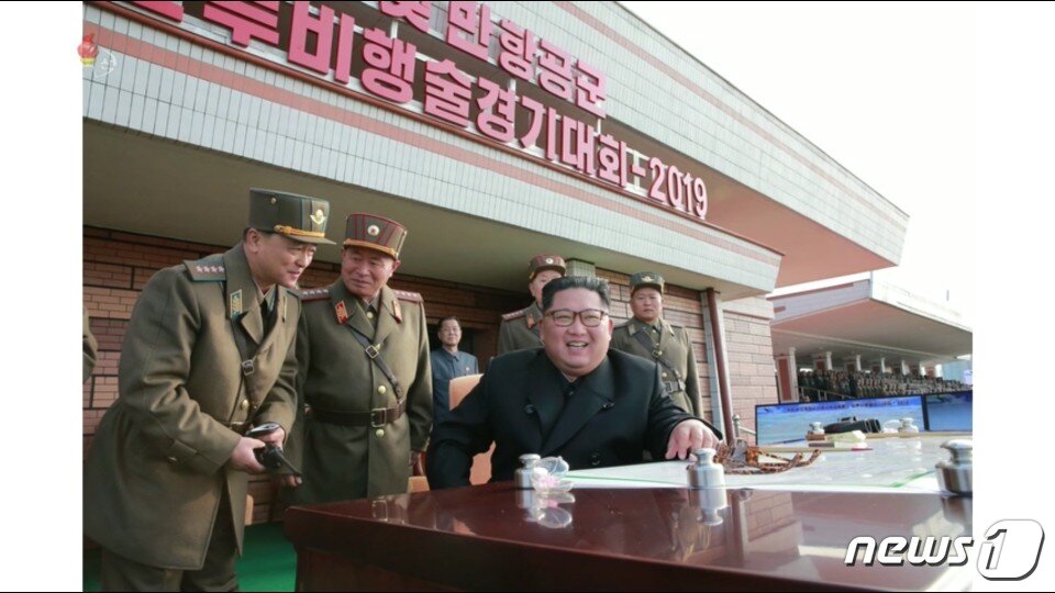 본문 이미지 - 북한 노동당 기관지 노동신문은 16일, 김정은 위원장이 원산갈마비행장에서 "조선인민군 항공 및 반항공군 비행지휘성원들의 전투비행술경기대회-2019를 참관했다"고 밝혔다. 대회를 참관하고 있는 김정은 위원장. (조선중앙TV 캡처화면) ⓒ 뉴스1
