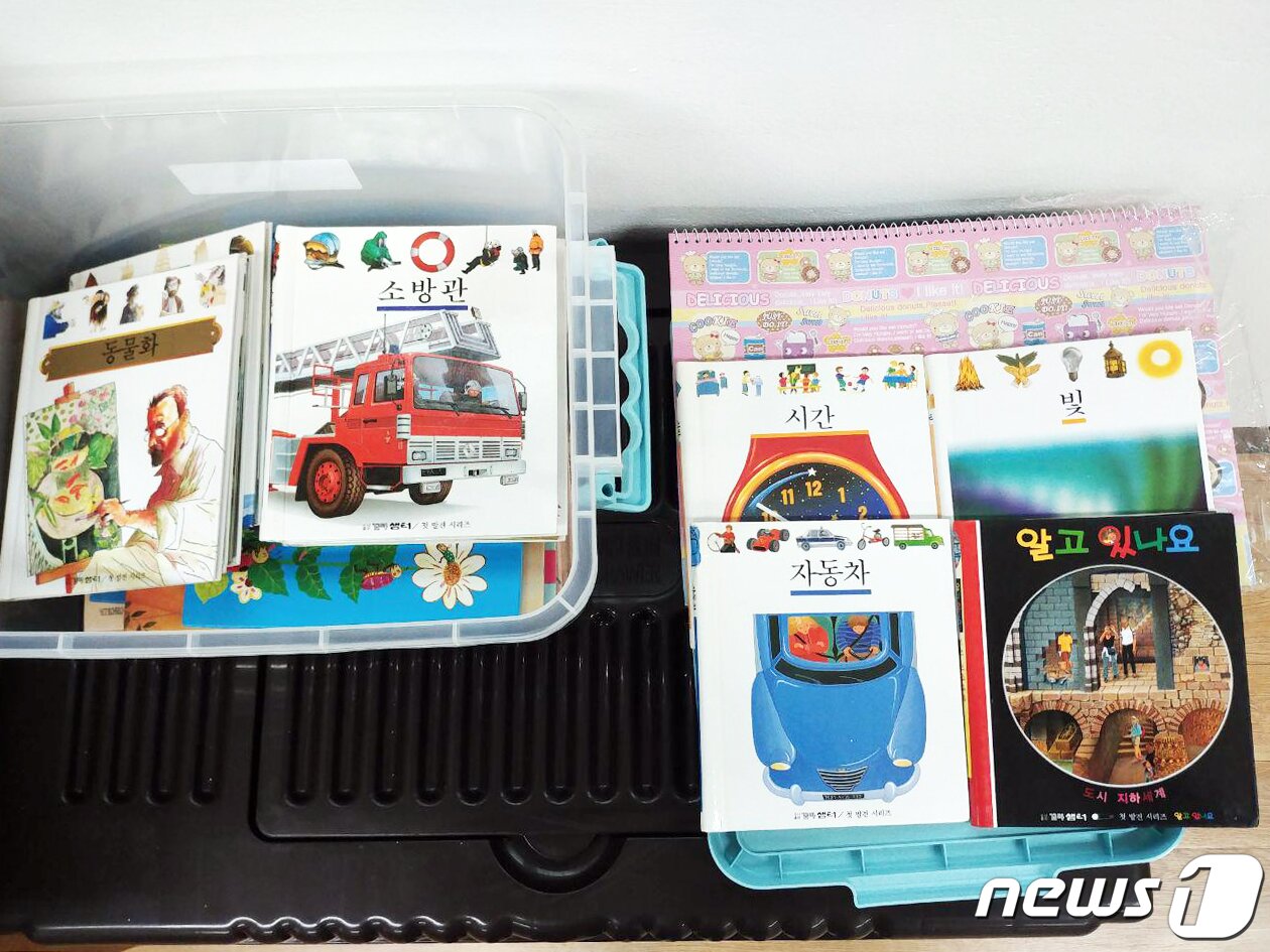 본문 이미지 - 강원 영월군 우리마을 119 아이돌봄터 사업이 운영되고 있는 무릉도원면 여성의용소방대 사무실에 배치된 동화책. ⓒ News1 박하림 기자