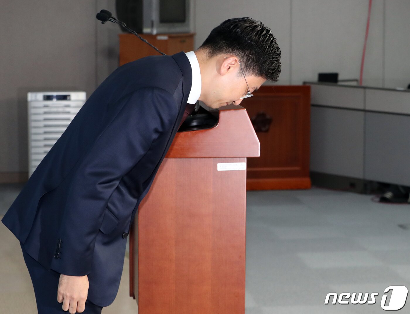 본문 이미지 - 김세연 자유한국당 의원이 17일 서울 여의도 국회 정론관에서 '21대 총선 불출마' 기자회견을 마치고 허리숙여 인사하고 있다. 김세연 의원은 "자유한국당은 수명을 다했다＂며, ＂존재자체가 역사의 민폐＂라고 얘기했다. 또, ＂당을 공식적으로 완전하게 해체하자＂고 주장했다. 2019.11.17/뉴스1 ⓒ News1 이종덕 기자