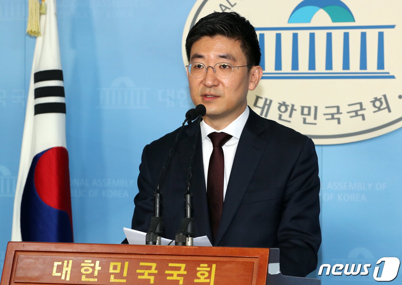 본문 이미지 - 김세연 자유한국당 의원이 17일 서울 여의도 국회 정론관에서 '21대 총선 불출마' 기자회견을 하고 있다. 김세연 의원은 "자유한국당은 수명을 다했다"며 "존재자체가 역사의 민폐"라고 말했다. 라고 얘기했다. 2019.11.17/뉴스1 ⓒ News1 이종덕 기자