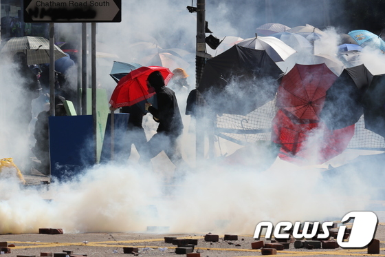 최루탄 연기 자욱한 홍콩 대학가