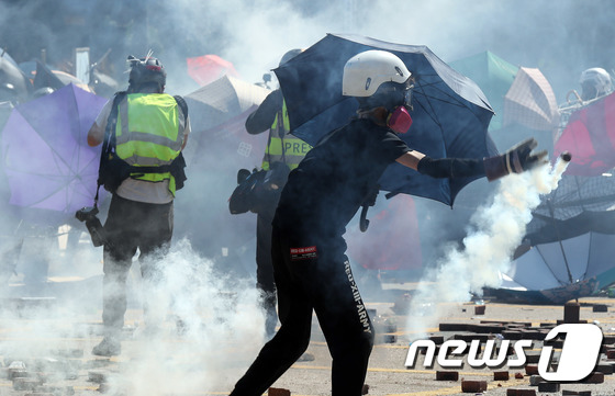 경찰 최루탄 던지는 홍콩 학생