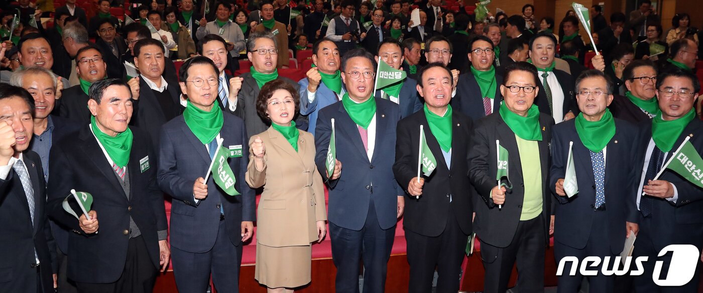 본문 이미지 - 유성엽 대안신당 창당준비위원장이 17일 서울 여의도 국회 의원회관에서 열린 창당발기인대회에서 박지원, 장병완, 장정숙 의원등과 함께 '대안신당 파이팅'을 외치고 있다. 2019.11.17/뉴스1 ⓒ News1 이종덕 기자