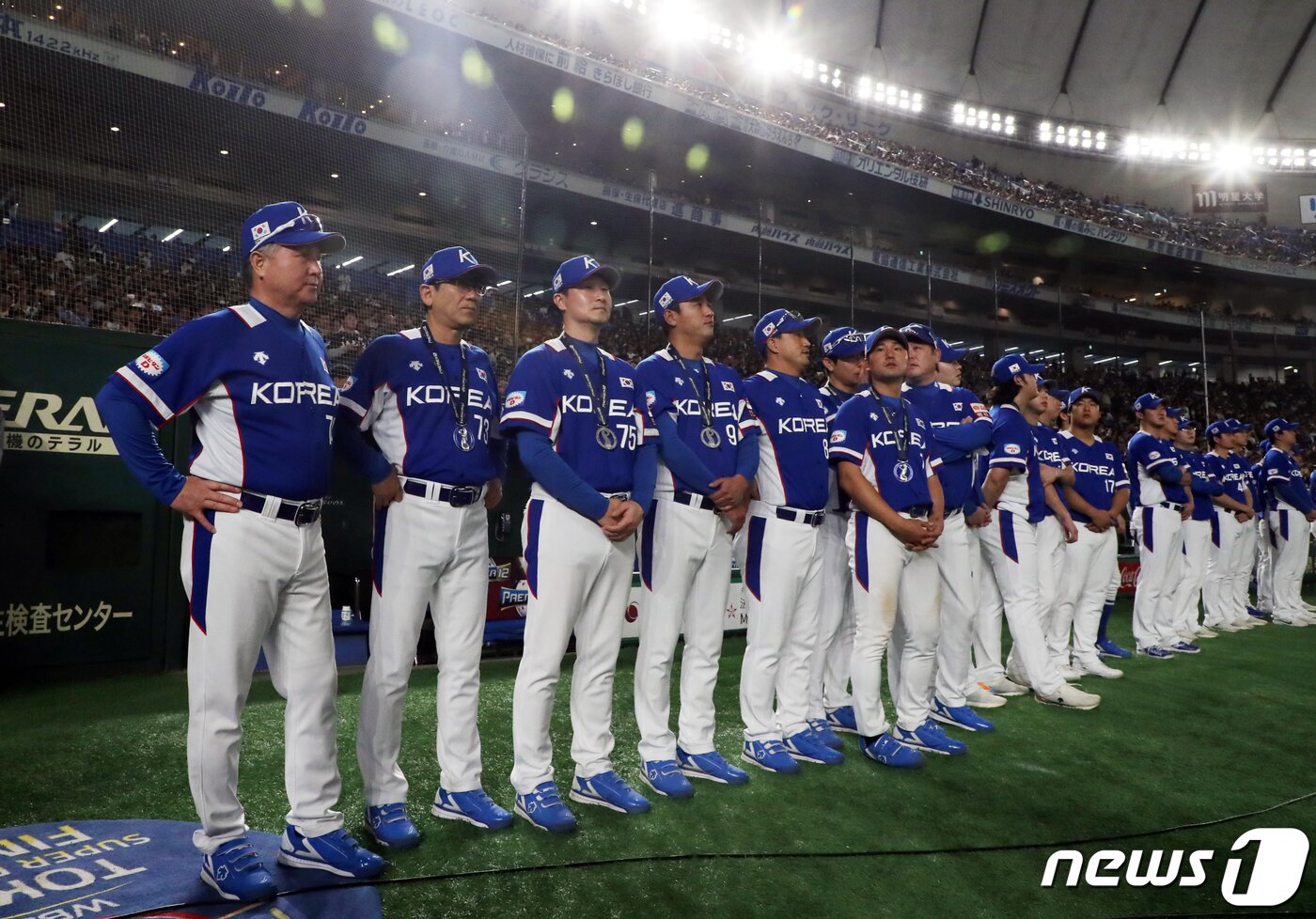 본문 이미지 - 김경문 대한민국 야구 대표팀 감독이 17일 오후(현지시간) 일본 도쿄돔에서 열린 2019 세계야구소프트볼연맹(WBSC) 프리미어12 결승전 대한민국과 일본의 경기에서 3대5로 패배한 후 선수들과 시상식을 지켜보고 있다. 2019.11.17/뉴스1 ⓒ News1 황기선 기자