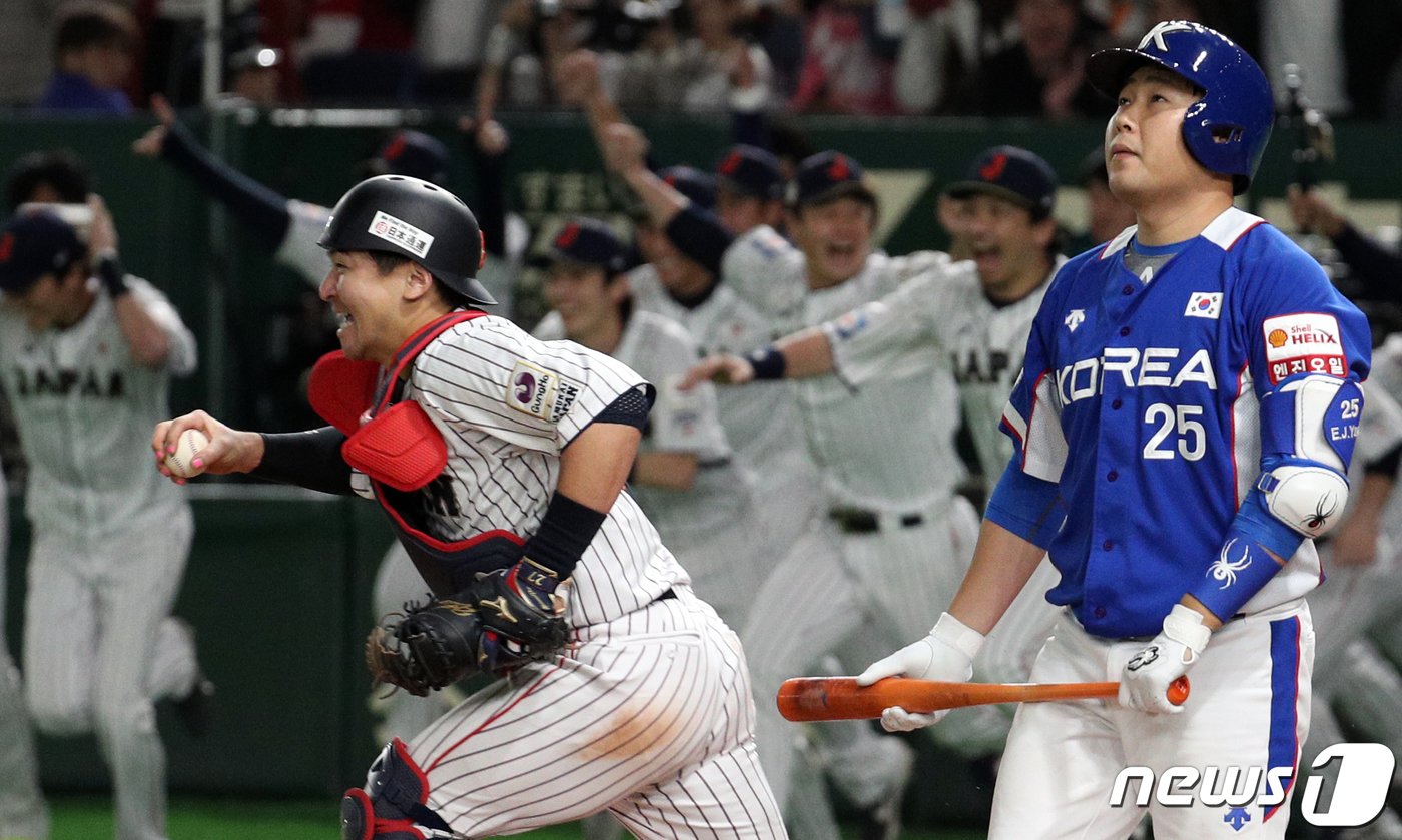 17일 오후&#40;현지시간&#41; 일본 도쿄돔에서 열린 2019 세계야구소프트볼연맹&#40;WBSC&#41; 프리미어12 결승전 대한민국과 일본의 경기에서 9회초 2사 주자없는 상황에서 마지막 아웃카운트를 삼진으로 당한 대한민국 양의지가 아쉬워하고 있다. 2019.11.17/뉴스1 ⓒ News1 황기선 기자