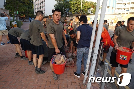 16일 홍콩 주둔 인민군이 부대 인근 도로 복구에 나서고 있다. © AFP=뉴스1 © News1 박형기 기자